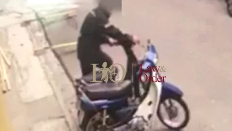 Βίντεο ντοκουμέντο από τη στιγμή που χαλαρός τύπος κλέβει μέσα-μεσημέρι «παπάκι» στον Βύρωνα (vid)