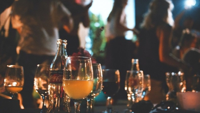 Στήνουν κορονοπάρτι για την Πρωτοχρονιά σε Airbnb: Μεγάλη ζήτηση για DJ και catering (vid)