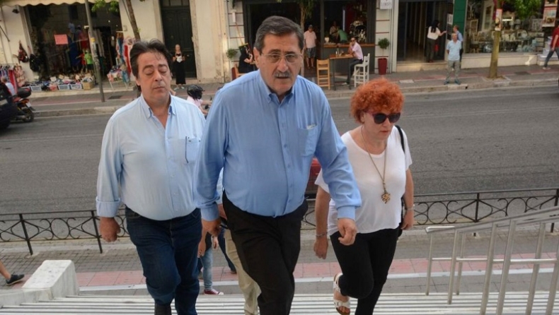 Ο δήμαρχος Πατρέων Κώστας Πελετίδης μένει εθελοντικά στο ΕΣΥ για να βοηθήσει με τον κορονοϊό