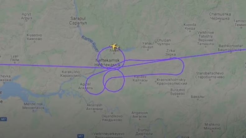 Ρωσία: Έπεσαν... κεφάλια στη αεροπορική μετά το «ανδρικό μόριο» στον ουρανό (vid)