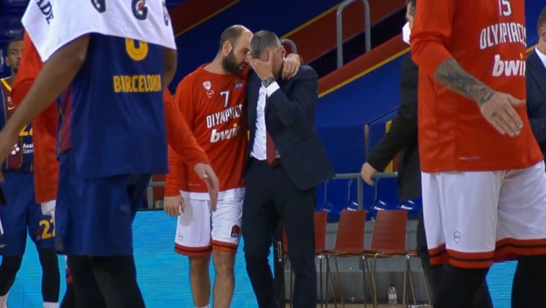 Μπαρτσελόνα-Ολυμπιακός 88-96: Φοβερό στιγμιότυπο, ο Σπανούλης «παρηγορούσε» τον Σάρας (vid)