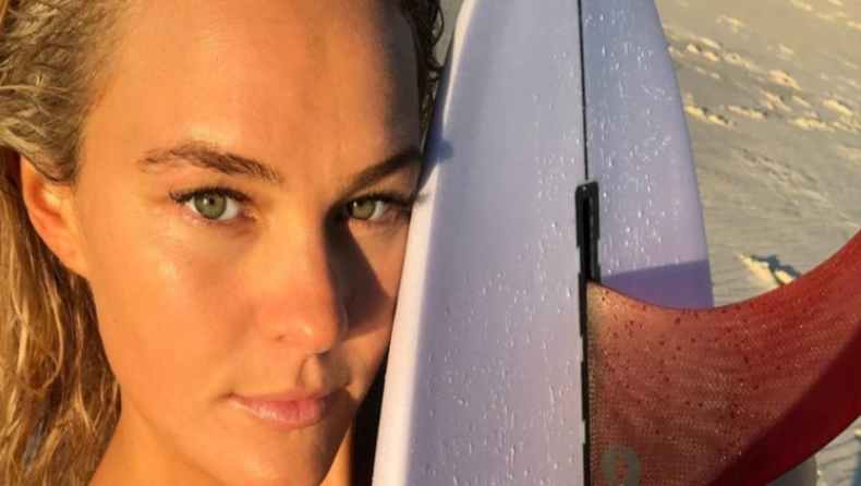 Πανέμορφη Αυστραλή σέρφερ «δαμάζει» τα κύματα χωρίς ρούχα (pics)