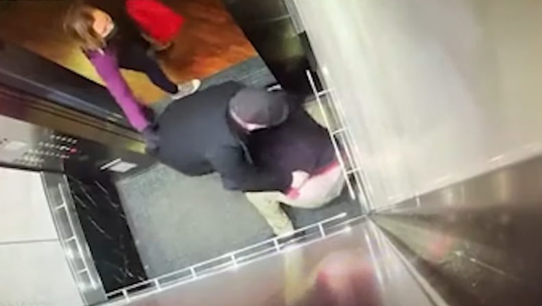 Ηλικιωμένος ξυλοφόρτωσε νεαρό επειδή έβηξε στο ασανσέρ (vid)