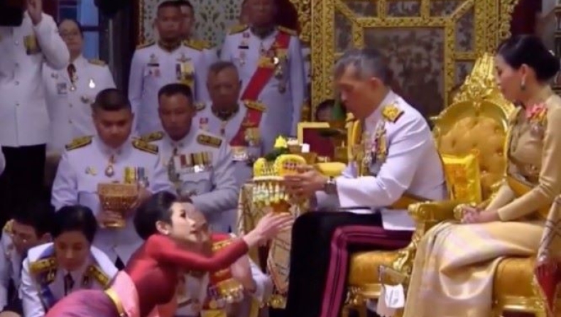 Ο βασιλιάς της Ταϊλάνδης στέφει την ερωμένη του δεύτερη βασίλισσα
