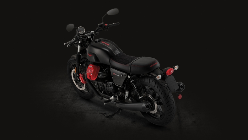 MotoGuzzi V7: Μαύρη μαυρίλα αλλά... από ανθρακονήματα!