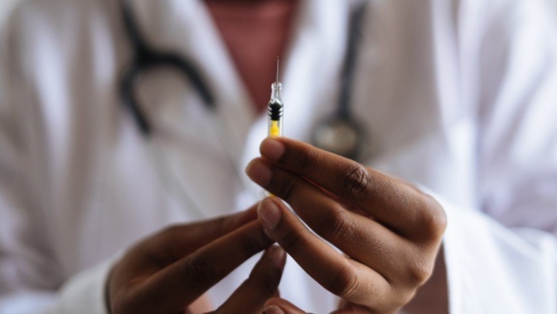 Κορονοϊός: H Βρετανία θα επιτρέπει, σε σπάνιες περιπτώσεις, τον συνδυασμό δύο διαφορετικών εμβολίων