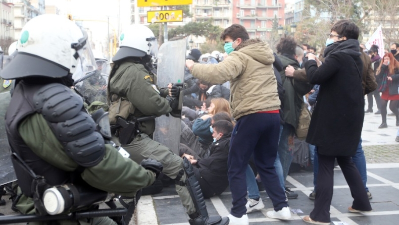 Καταγγελία για χρήση χημικών σε φωτορεπόρτερ: «Ο αστυνομικός στοχευμένα έριχνε πάνω του» (vid)