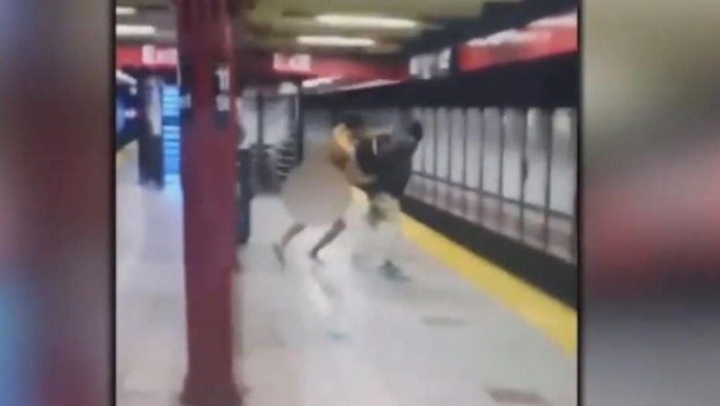Γυμνός άνδρας επιτέθηκε σε επιβάτη, έπεσε στις ράγες του μετρό και πέθανε από ηλεκτροπληξία
