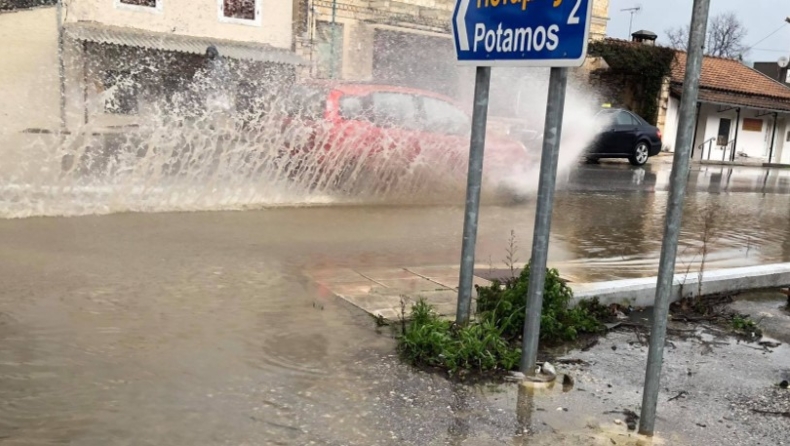 Σφοδρή κακοκαιρία στην Κέρκυρα: Χαλάζι και πλημμυρισμένοι δρόμοι