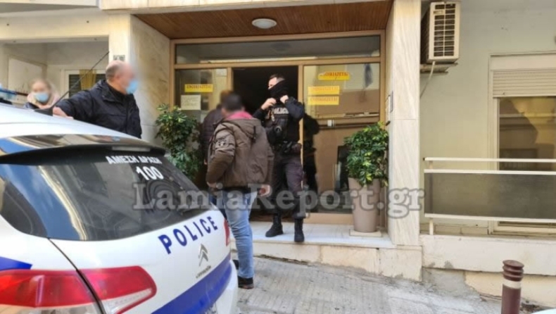 Λαμία: Είδε τους κλέφτες από το ματάκι της πόρτας και ειδοποίησε την αστυνομία (pics & vid)