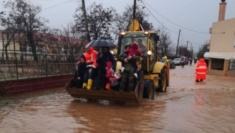 Έβρος: Απεγκλώβισαν μαθητές από πλημμυρισμένο σχολείο με μπουλντόζα (pic)