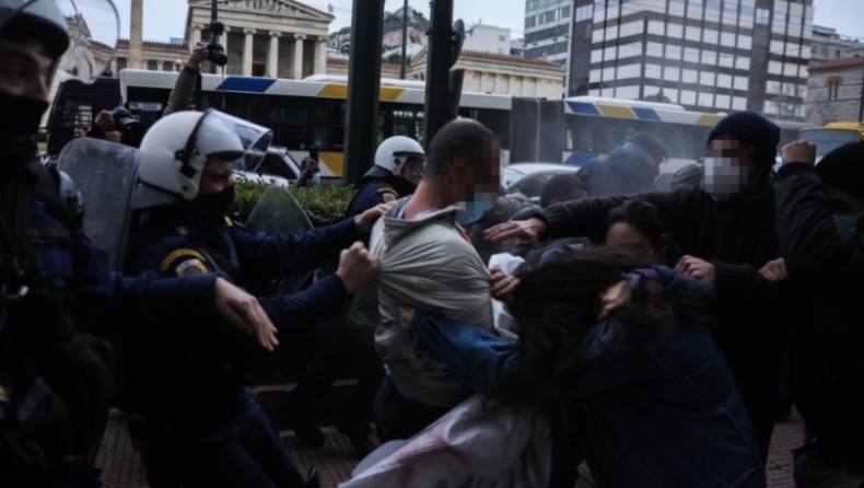 Πορεία για τον Κουφοντίνα: Καταγγελία φωτορεπόρτερ ότι τον χτύπησε αστυνομικός (vid)