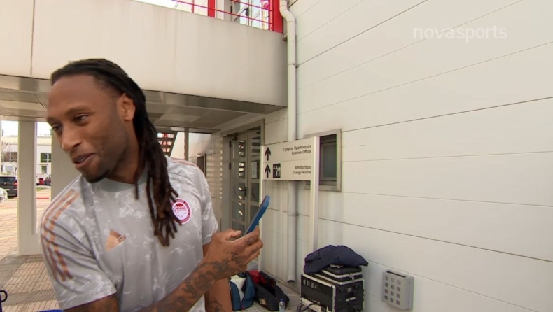Ολυμπιακός: Ο Σεμέδο έγινε... δημοσιογράφος και ρώτησε τον Μπρούμα για τον κορυφαίο παίκτη!