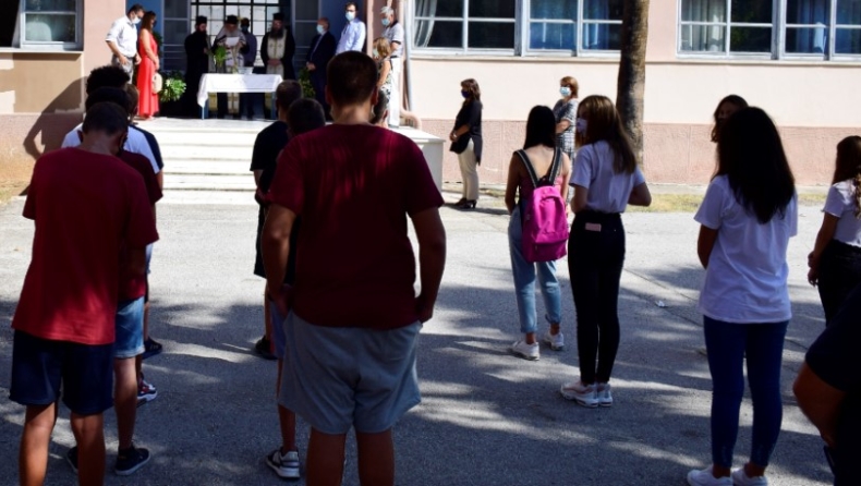 Το υπουργείο Παιδείας παίρνει πίσω τα περί προστίμου σε μαθητές που αργούν να γυρίσουν από το σχολείο