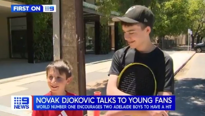Τζόκοβιτς: Το χειροκρότημα σε δυο παιδιά ελληνικής καταγωγής που έπαιξαν τένις κάτω από το μπαλκόνι του (vids)