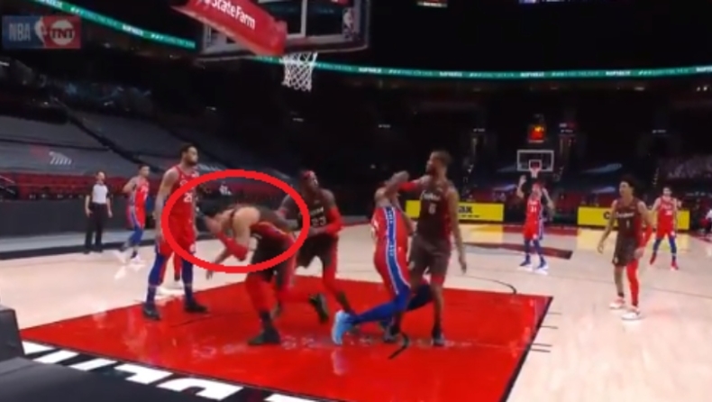 O Kαντέρ χτύπησε στο πρόσωπο, γέμισε αίματα και αποχώρησε από το παρκέ! (pic & vid)