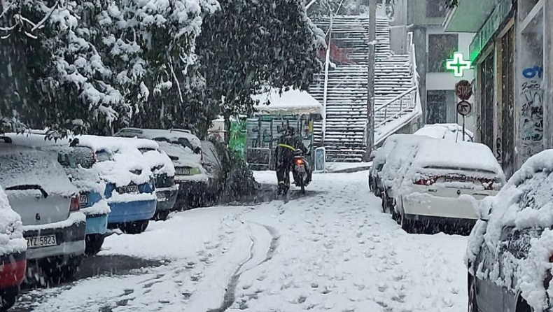 Απίστευτη φωτογραφία: Ντελιβεράς ανεβάζει με τα χέρια το μηχανάκι μεσ’ τα χιόνια (pic)
