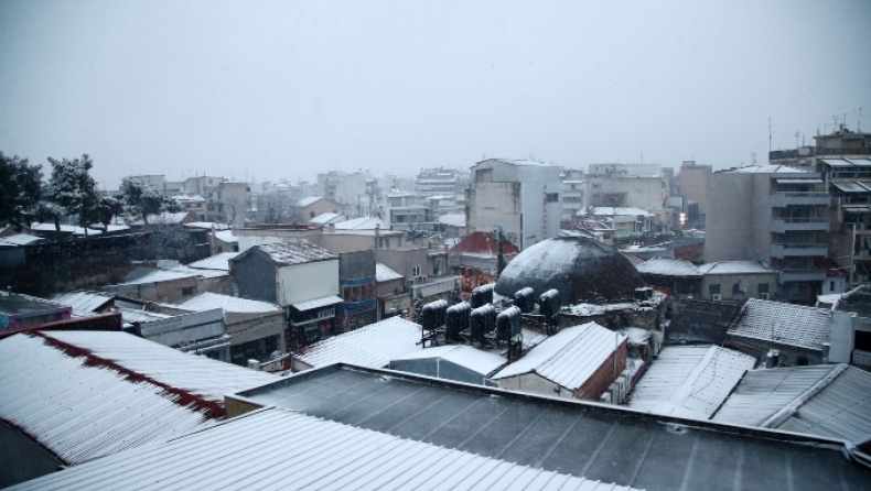 Η κακοκαιρία «Μήδεια» σαρώνει τη χώρα: Πυκνές χιονοπτώσεις, κλειστοί δρόμοι και τσουχτερό κρύο (pics & vid)