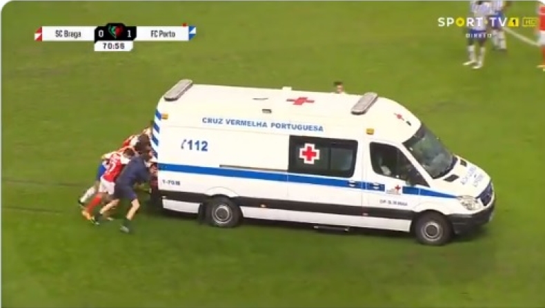 Απίστευτο και όμως αληθινό, παίκτες της Πόρτο και Μπράγκα έσπρωχναν ασθενοφόρο που κόλλησε στη λάσπη (vids)