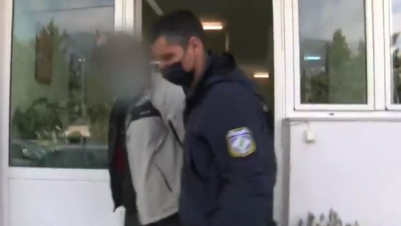 Λουτράκι: Μαχαίρωσε αστυνομικό σε έλεγχο για μάσκα (vid)