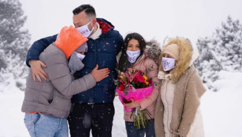 Πρόταση γάμου πραγματική υπερπαραγωγή στο χιονισμένο Σέλι: Κόκκινες καρδιές στο χιόνι, βεγγαλικά και -10 βαθμοί