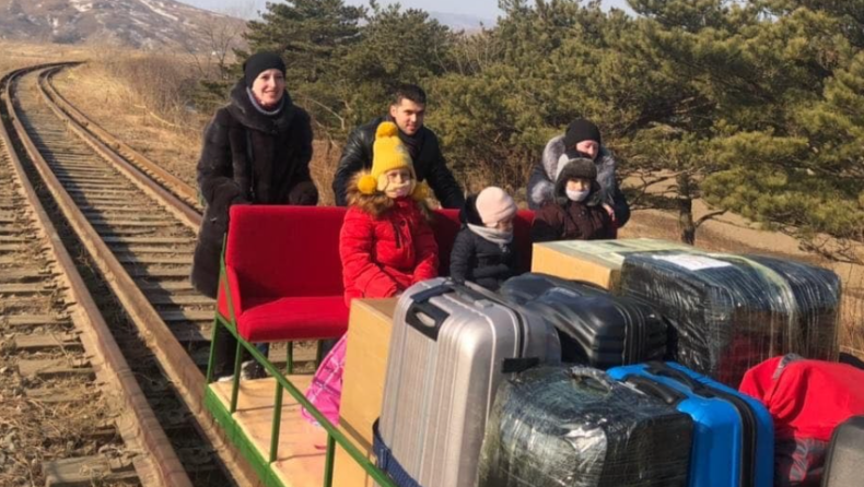 Απίστευτο: Ρώσοι διπλωμάτες με τα παιδιά τους έφυγαν από τη Βόρεια Κορέα, σπρώχνοντας βαγονέτο (vid)