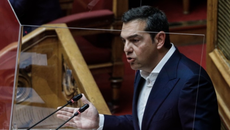 Βουλή: Έσπασε το μικρόφωνο ενώ μιλούσε o Τσίπρας