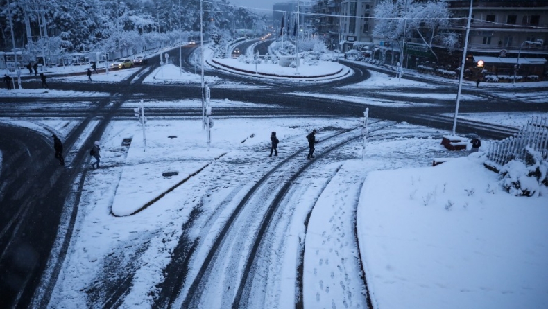 Έκκληση για αποφυγή μετακινήσεων, αναλυτικά οι δρόμοι που έχουν κλείσει από το χιόνι (vid)