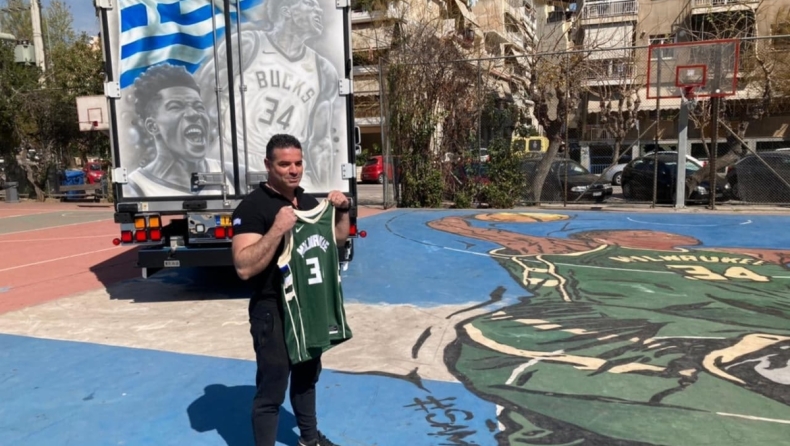 Φορτηγό με Αντετοκούνμπο κι ελληνική σημαία (vid)