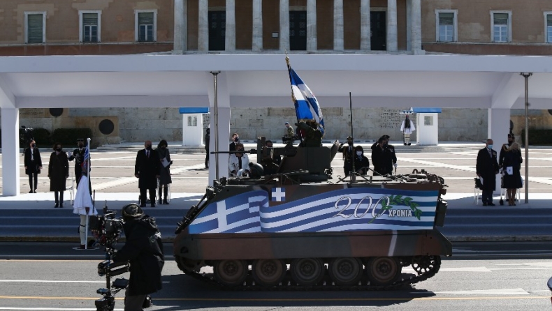 Με μεγαλειώδη στρατιωτική παρέλαση τιμήθηκαν τα 200 χρόνια από την Ελληνική Επανάσταση (pics & vid)