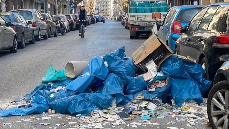Θεσσαλονίκη: Δεν τα βρήκαν στη τιμή και ο φορτηγατζής του πέταξε τα μπάζα στον δρόμο (pics)