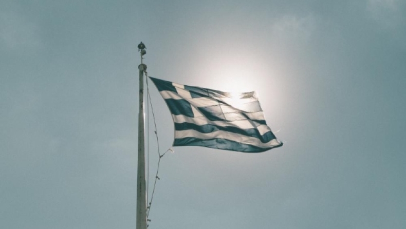 Συνελήφθη άνδρας στην Κομοτηνή επειδή κατέβασε και έκαψε την ελληνική σημαία από κατάστημα