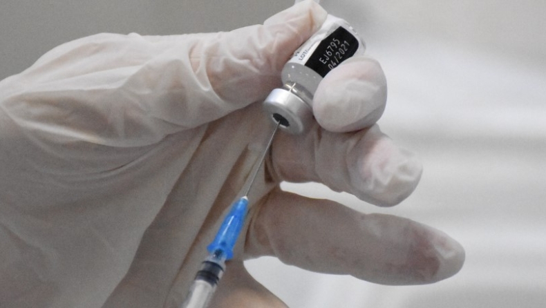 Μόσιαλος: Αποτελεσματικό έως και 100% το εμβόλιο της AstraZeneca από βαριά νόσηση