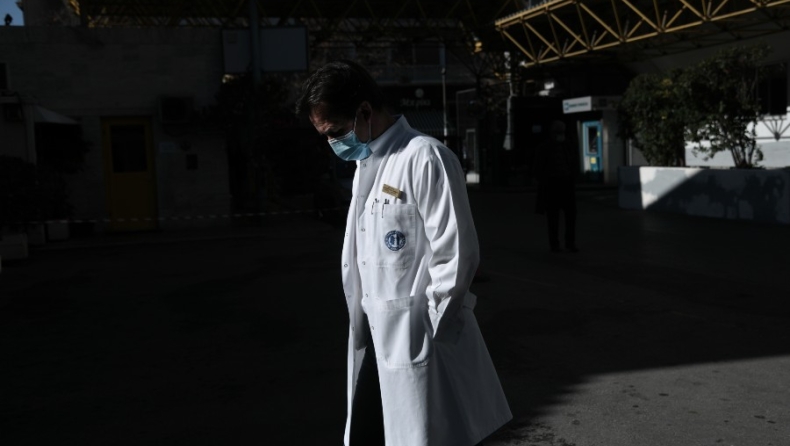 Τρομακτική πίεση στα νοσοκομεία: Ανακοινώθηκε και επίσημα επίταξη γιατρών
