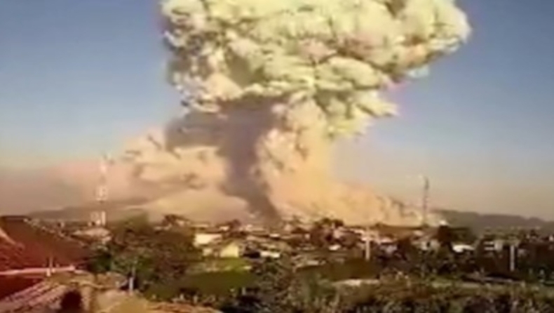 Η στιγμή της έκρηξης ηφαιστείου στην Ινδονησία: Εκτοξεύτηκε στάχτη σε ύψος 5 χιλιομέτρων (vid)