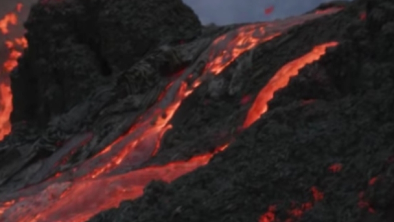 Ισλανδία: Εντυπωσιακές εικόνες από drone που πέταξε πάνω από ηφαιστειο (vid)