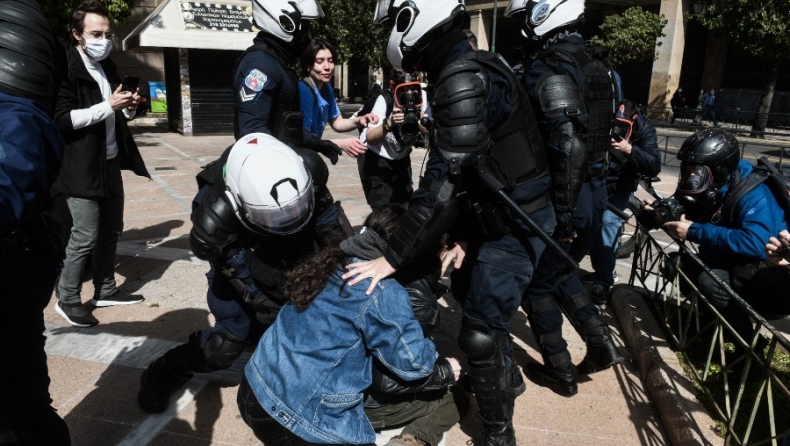 Νέα ένταση: Αστυνομία μπλόκαρε τους δρόμους προς το Σύνταγμα, ξύλο και χημικά σε διαδηλωτές (pics & vids)