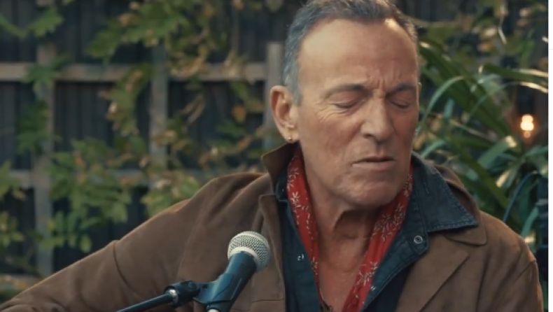 Δεν μπορούσε να προφέρει το όνομα Bruce Springsteen: «Εμείς γιατί έχουμε Μαζωνάκη, Καρρά;» (vid)