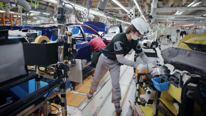 Οι μπαταρίες του Nissan Leaf «βγάζουν δουλειά» στο εργοστάσιο (vid)
