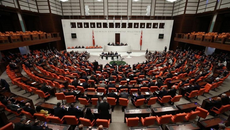 Τουρκία: Συνελήφθη βουλευτής μέσα στο κοινοβούλιο, τον έπιασαν την ώρα της πρωινής προσευχής