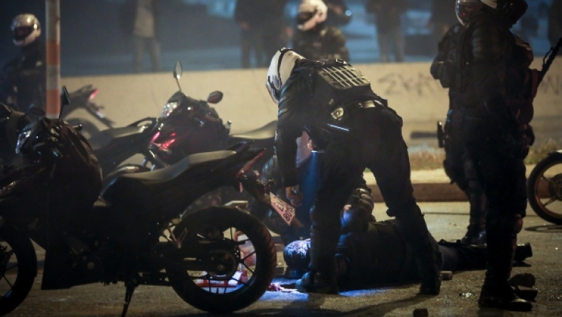 Τρομακτική σκηνή: Αστυνομικός της ομάδας ΔΡΑΣΗ έπεσε στα χέρια διαδηλωτών (pic & vid)