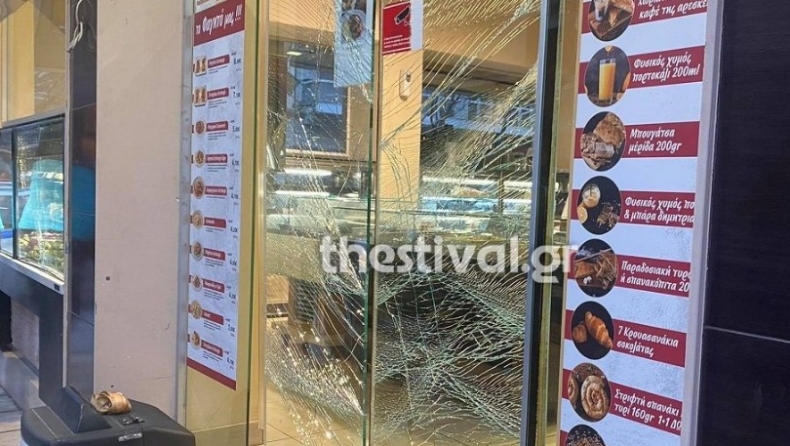 Θεσσαλονίκη: Απείλησαν νεαρό με μαχαίρι και έκαναν γυαλιά καρφιά ζαχαροπλαστείο (pics & vid)