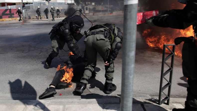 Αστυνομικοί των ΜΑΤ έσβησαν φωτιά στο πόδι διαδηλωτή ο οποίος… έριχνε μολότοφ (vid)