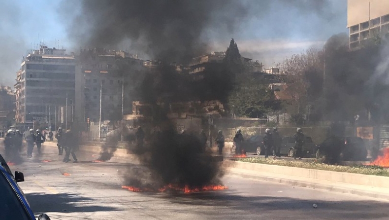 Επεισόδια στη Θεσσαλονίκη στη λήξη της φοιτητικής πορείας: Στις φλόγες αυτοκίνητο (pics)