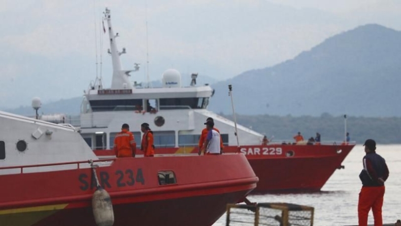 Διαλύθηκε στον βυθό το υποβρύχιο της Ινδονησίας: Βρέθηκαν κάποια κομμάτια του (pics & vid)