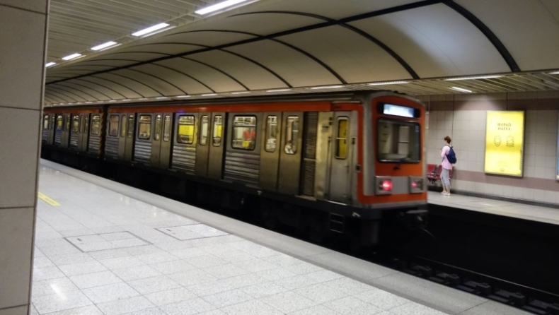 Γυναίκα έπεσε στο μετρό Πανόρμου και ανασύρθηκε νεκρή, απεγκλωβίστηκε άνδρας στον σταθμό Χολαργού
