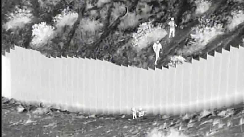 Σκληρό βίντεο: Διακινητής πετάει δύο κοριτσάκια από ψηλό τοίχο στα σύνορα ΗΠΑ-Μεξικού (vid)