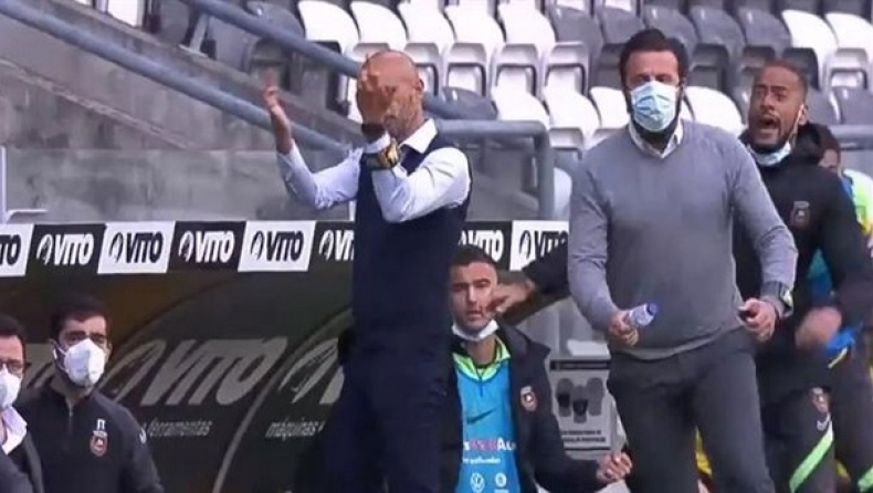 Ο πρώην προπονητής της ΑΕΚ Μιγκέλ Καρντόσο έδειξε και τα δύο μεσαία του δάχτυλα στον πάγκο της Μποαβίστα μετά το 3-3 του Κοεντράο (vid)