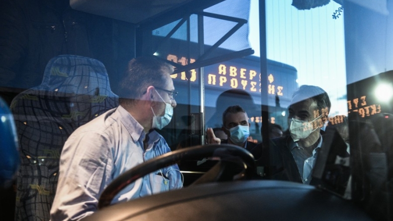 Στο αμαξοστάσιο για τα νέα λεωφορεία ο Μητσοτάκης: Τα 14 δρομολόγια που θα κάνουν (vid)