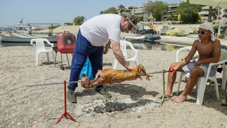 Πάσχα με... μαγιό και σούβλισμα με 30άρια (vid)